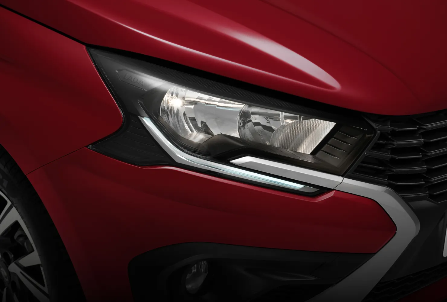 Передняя фара LADA Iskra со светодиодной ходовой полоской и шильдиком LADA на линзе
