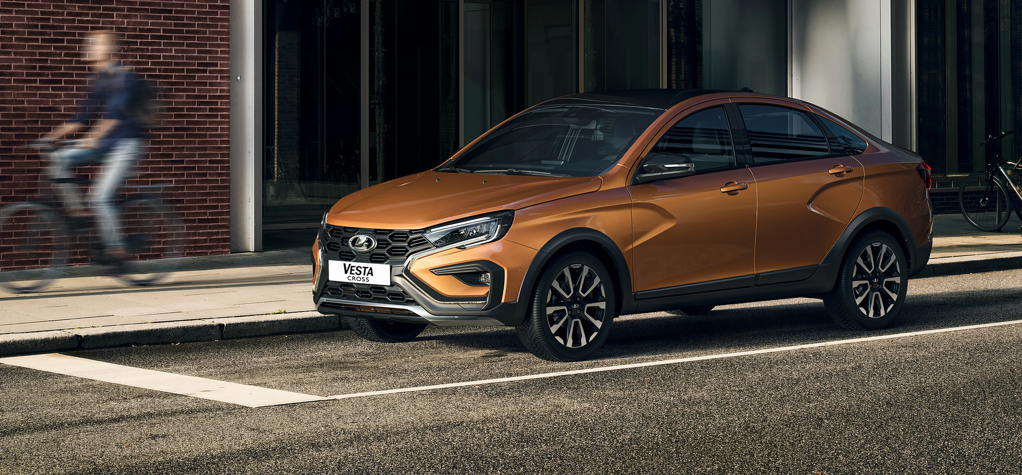 LADA Vesta Cross бронзового цвета вид 3/4 спереди на&nbsp;городской улице