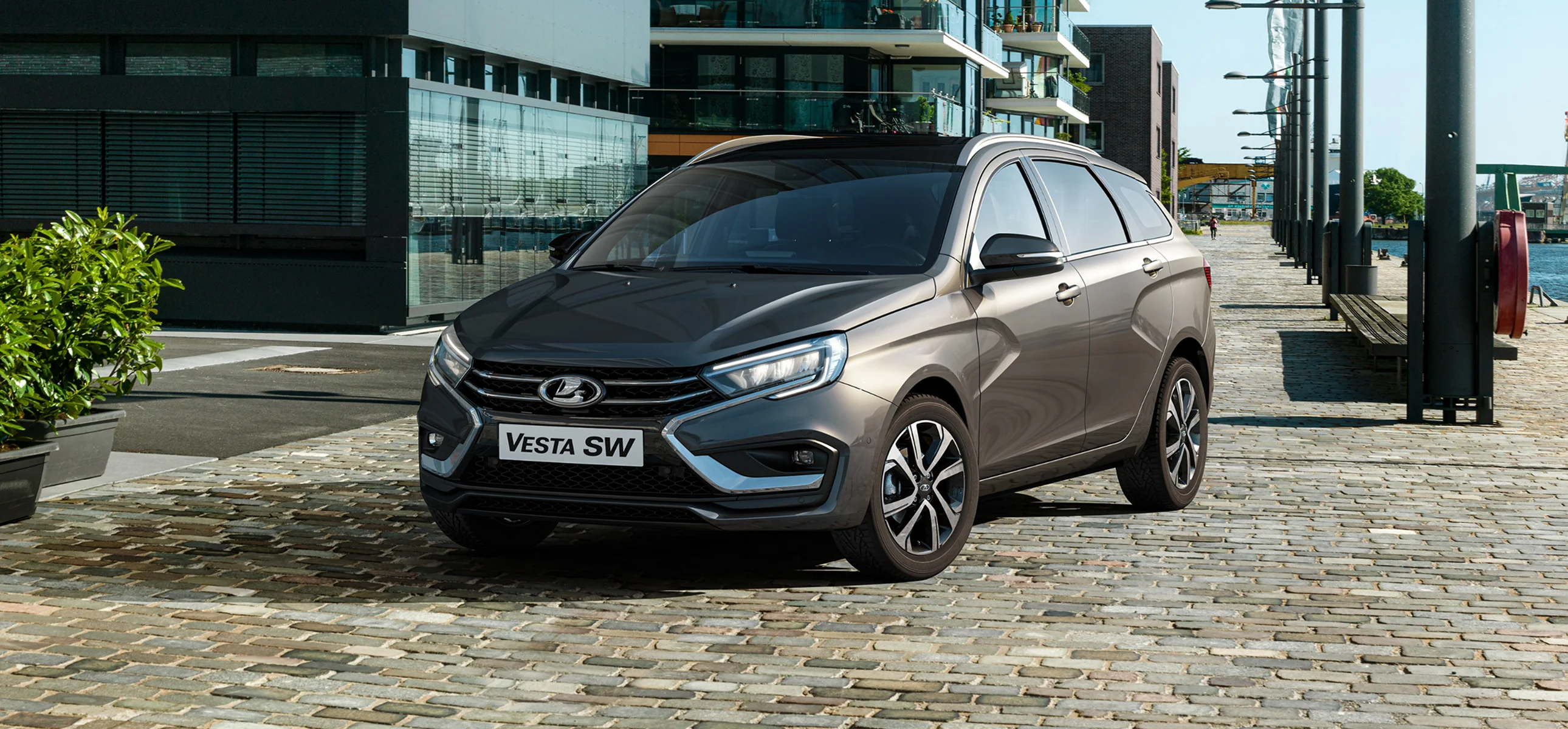 LADA Vesta SW универсал серый вид 3/4 спереди в&nbsp;движении